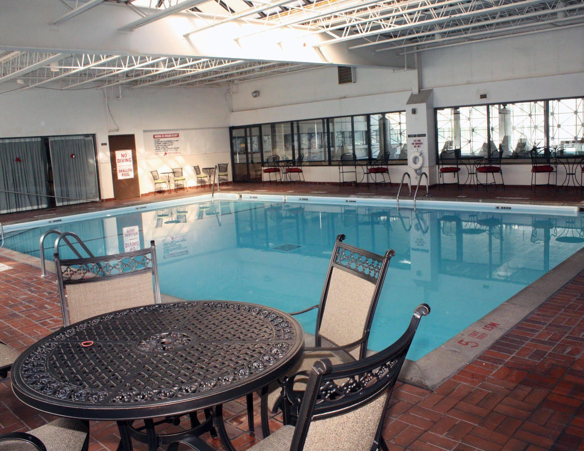 Ramada By Wyndham Buffalo Downtown Екстериор снимка